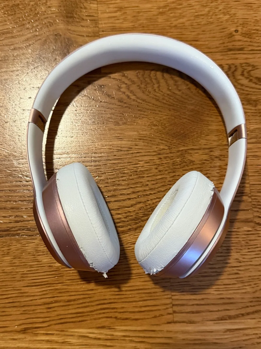 Beats Solo3 Wireless Headphones in Rose Gold - Picture 2 of 16